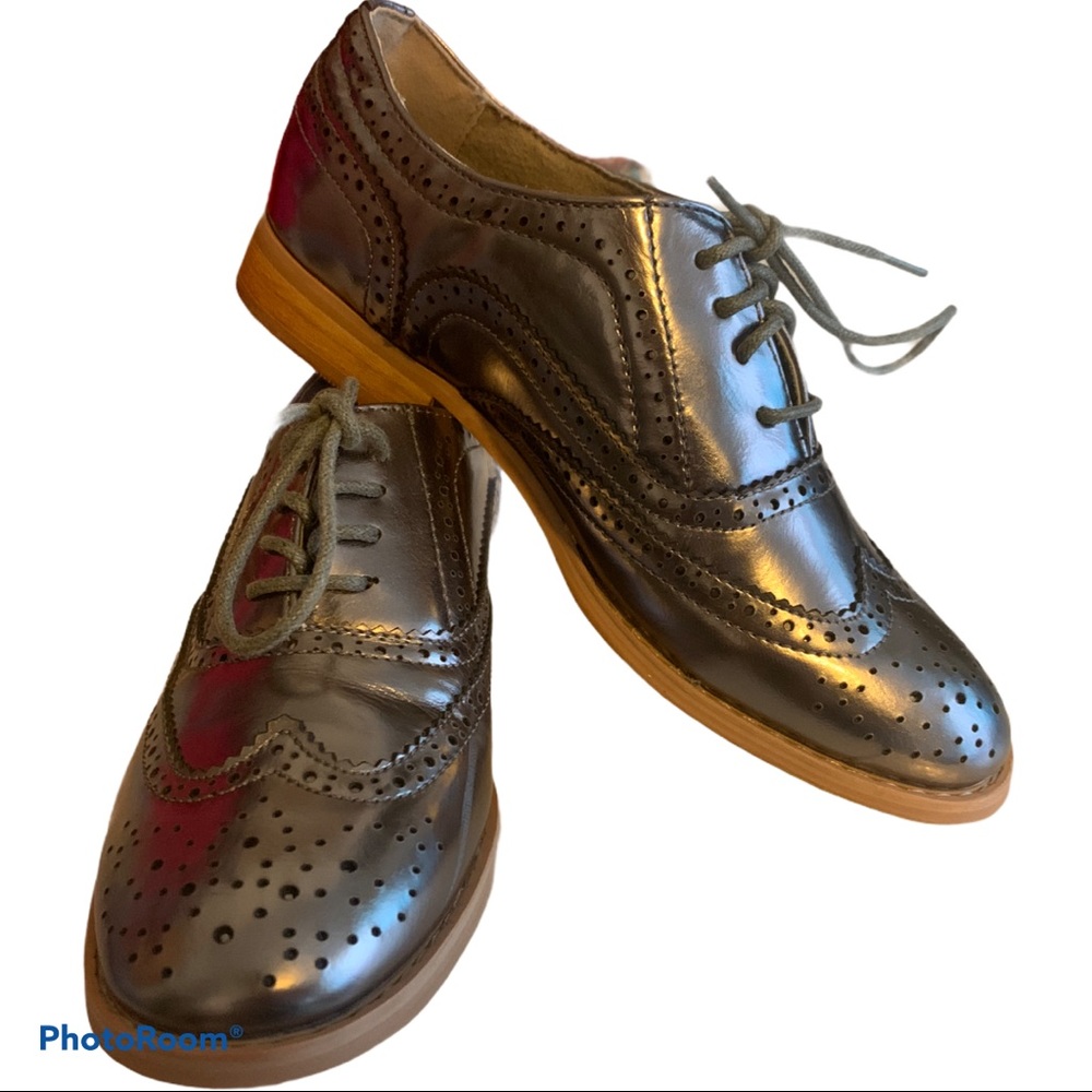 Wanted Silver Oxfords Sz: 5.5